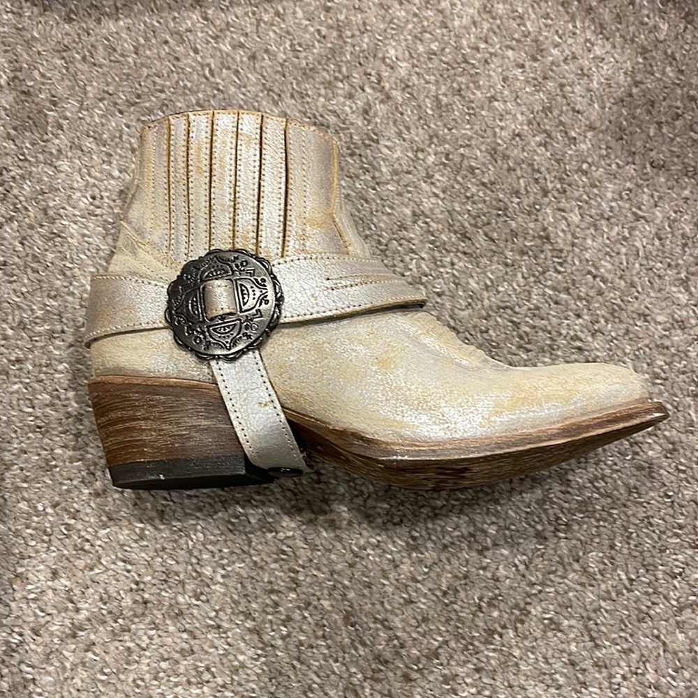 Matisse Judd LT. gold color size 6-1/2 new! No box!